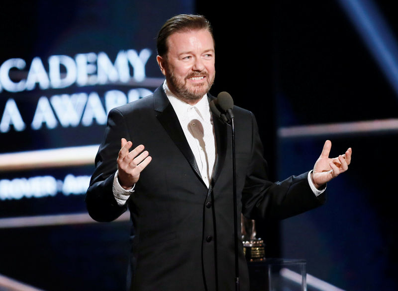 © Reuters. Comedian Ricky Gervais accepts the Charlie Chaplin Britannia Award for Excellence in Comedy at the BAFTA Los Angeles' Britannia Awards in Beverly Hills