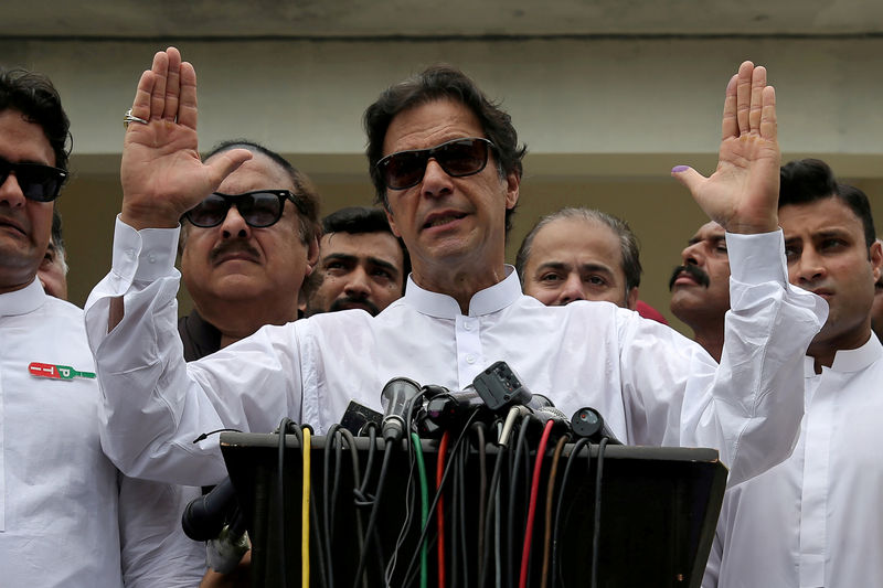 © Reuters. FILE PHOTO: Cricket star-turned-politician Imran Khan, chairman of Pakistan Tehreek-e-Insaf (PTI), speaks after voting in the general election in Islamabad