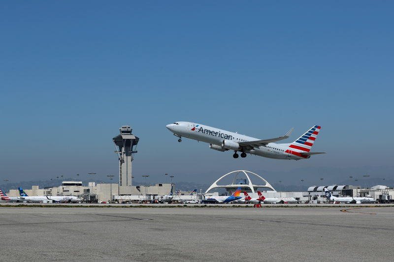 © Reuters. An American Airlines Boeing 737 plane takes off from Los Angeles International airport