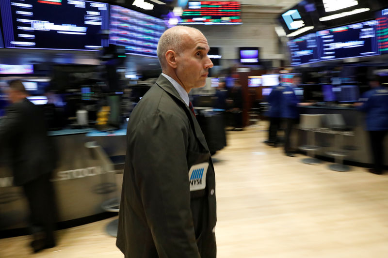 © Reuters. Traders work on the floor of the NYSE in New York