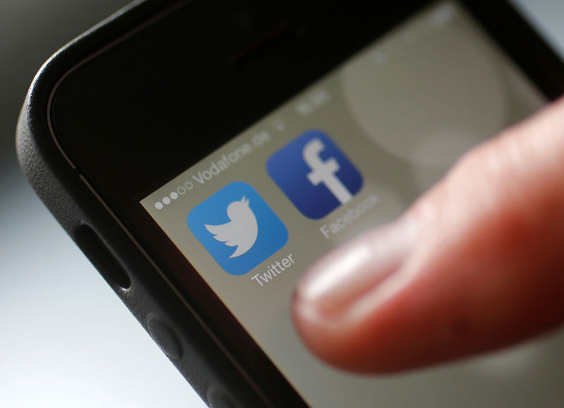 © Reuters. FILE PHOTO: An illustration picture shows a man starting his Twitter App on a mobile device in Hanau near Frankfurt