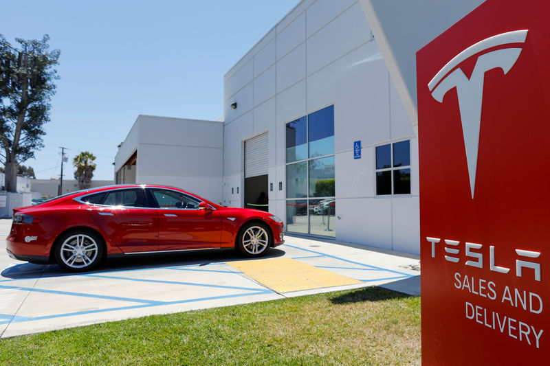 © Reuters. FILE PHOTO: A Tesla sales and service center is shown in Costa Mesa, California