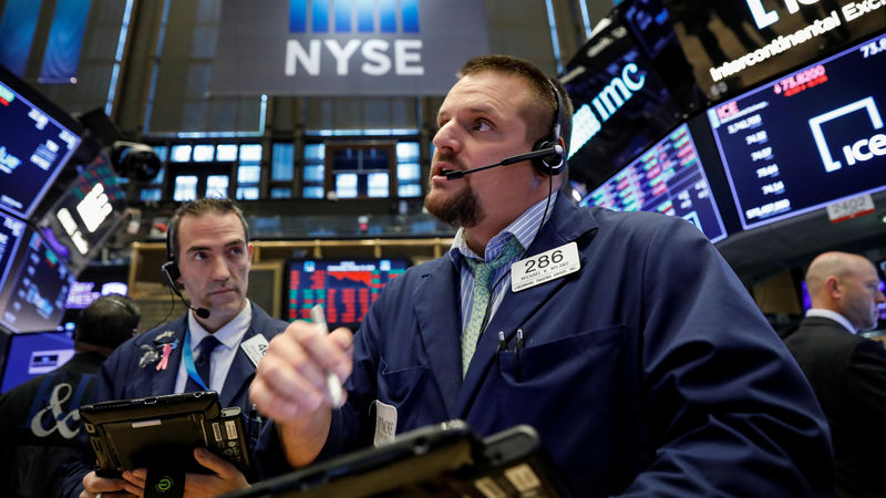 © Reuters. Operadores no pregão da New York Stock Exchange (NYSE), em Nova York