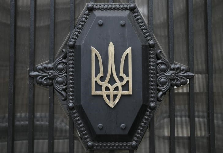 © Reuters. Герб Украины на здании парламента в Киеве