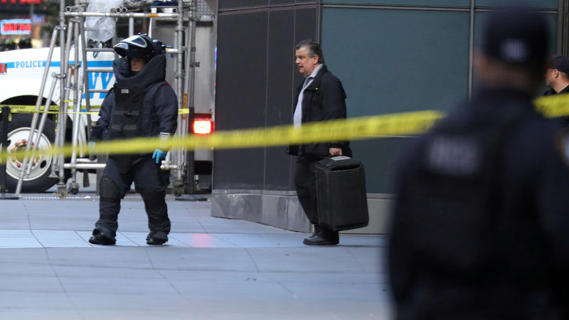 © Reuters. Membro do esquadrão anti-bombas da polícia de Nova York do lado de fora do prédio da Time Warner