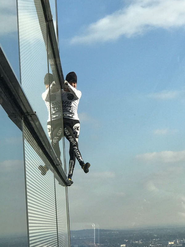 © Reuters. الرجل العنكبوت يتسلق برجا ارتفاعه 230 مترا في لندن والشرطة تعتقله
