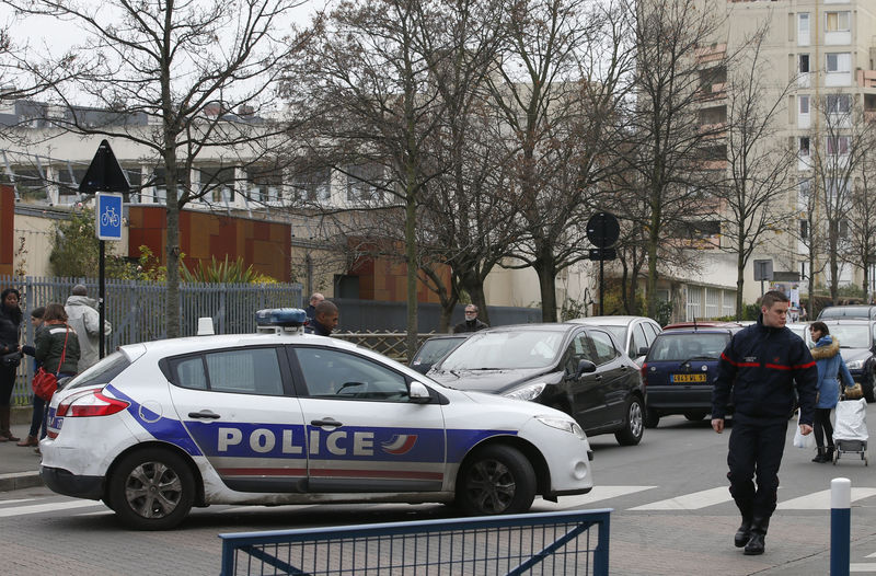 © Reuters. DES POLICIERS DANS LES ÉTABLISSEMENTS SCOLAIRES DIFFICILES