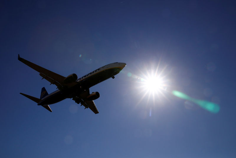 © Reuters. A Ryanair Boeing 737 aircraft approaches Paris-Beauvais airport in Tille