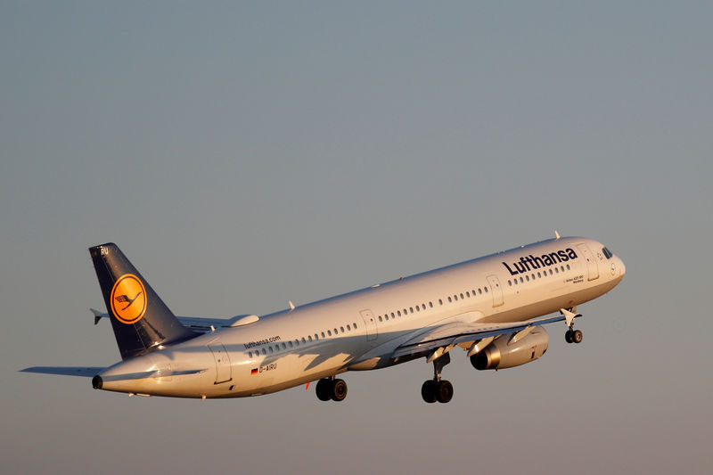 © Reuters. A Lufthansa airplane takes off from the airport in Palma de Mallorca