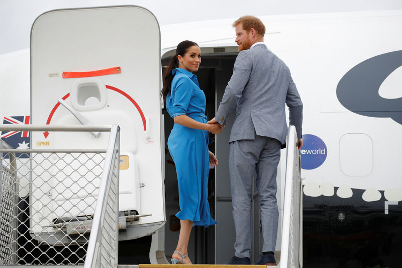 © Reuters. Príncipe Harry e Meghan deixam Aeroporto Internacional Fua'amotu, em Tonga