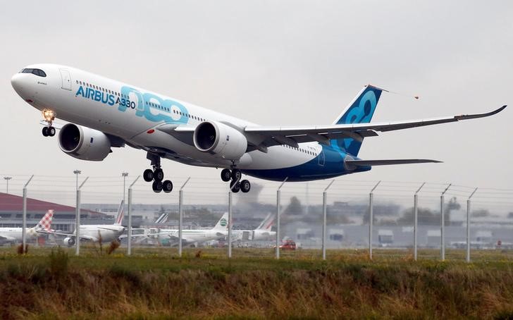 © Reuters. An Airbus A330neo aircraft lands during its maiden flight event in Colomiers near Toulouse, France