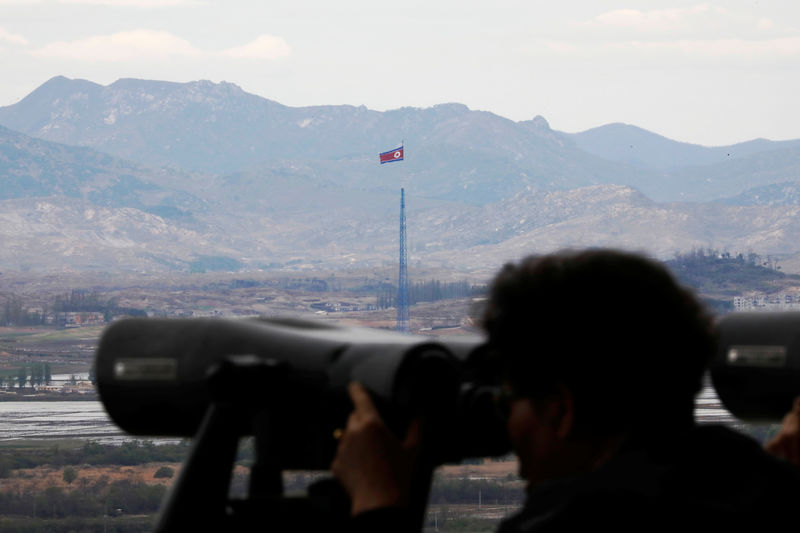 © Reuters. Bandeira da Coreia do Norte é vista de Paju, na Coreia do Sul