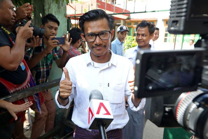 © Reuters. قاضية في ميانمار تفرج عن ثلاثة صحفيين بكفالة على ذمة قضية تحريض