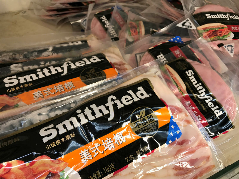 © Reuters. Smithfield products are seen at a supermarket in Shanghai