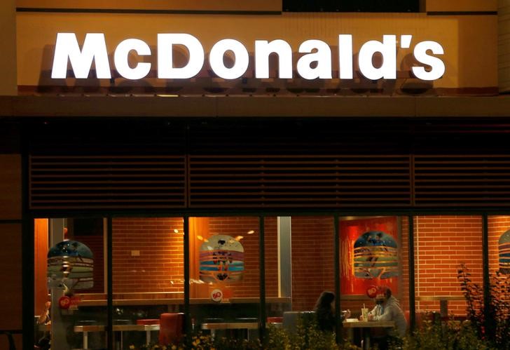 © Reuters. The logo of a McDonald's restaurant is seen in Bordeaux