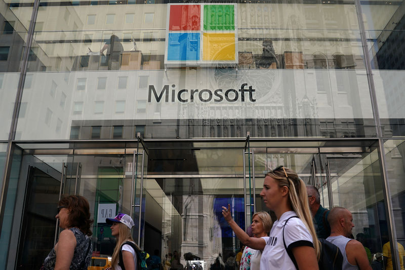 © Reuters. A Microsoft store is pictured in New York City