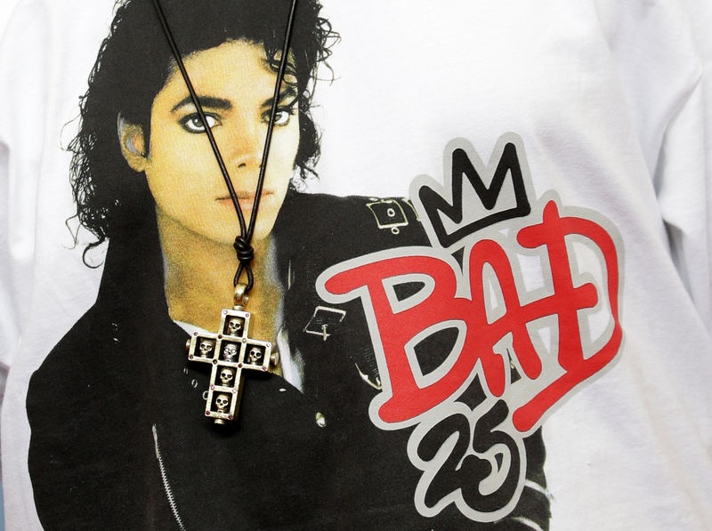 © Reuters. Camiseta com foto de Michael Jackson no filme "Bad 25"