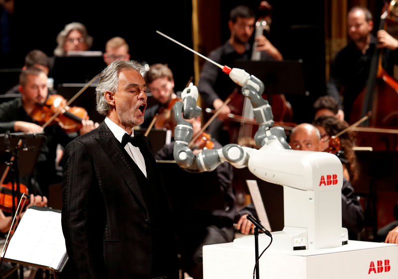 © Reuters. FILE PHOTO: Humanoid robot YuMi conducts the Lucca Philharmonic Orchestra performing a concert alongside Italian tenor Andrea Bocelli at the Verdi Theatre in Pisa