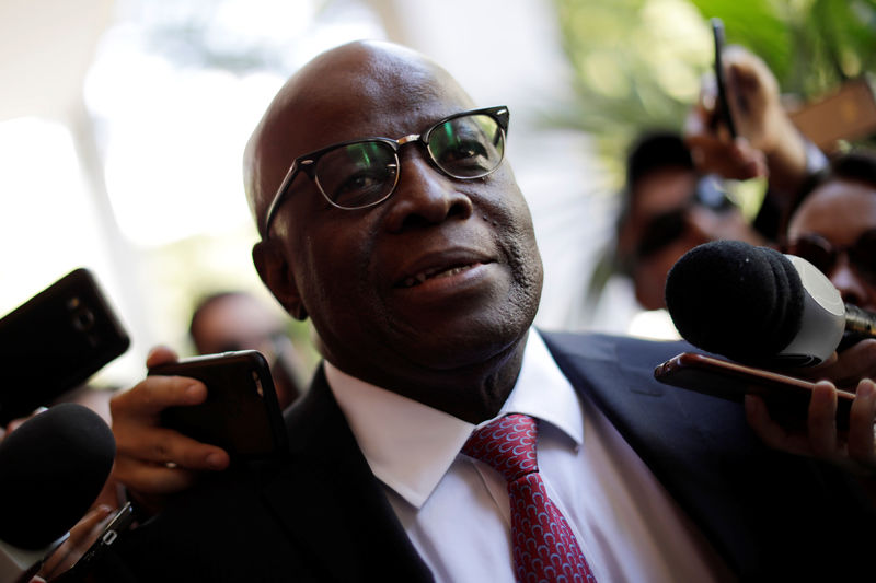 © Reuters. Ex-presidente do STF Joaquim Barbosa antes de reunião em Brasília