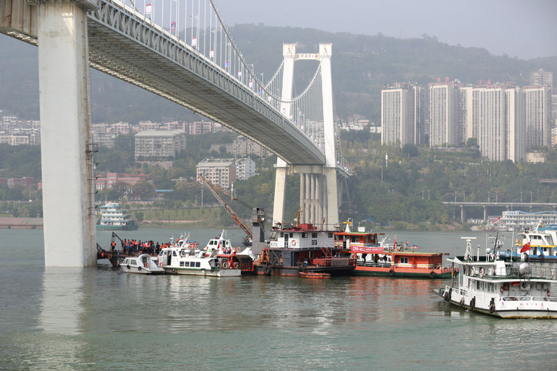 © Reuters. Funcionários de resgate e barcos são vistos em local de acidente em Chongqing, na China