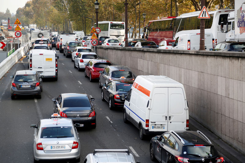 © Reuters. FILE PHOTO: Traffic jam is seen as the banks of the Seine river are closed to the traffic in Paris, France