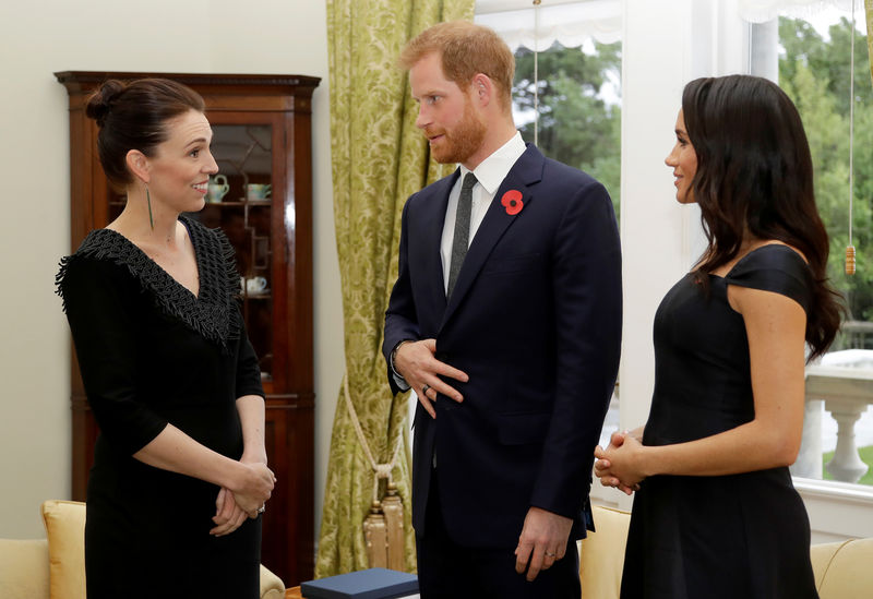 © Reuters. Principe Harry e Meghan, duquesa de Sussex, encontram a primeira-ministra Nova Zelândia, Jacinda Ardern em Wellington. 28/10/2018.  Kirsty Wigglesworth/Pool via REUTERS