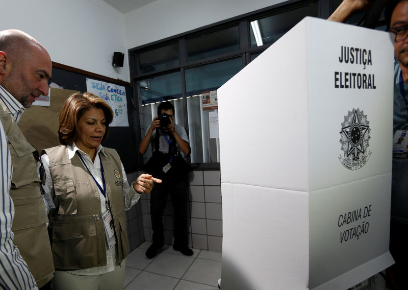 © Reuters. Chefe da missão de observadores da OEA, Laura Chinchilla, visita seção eleitoral em Brasília