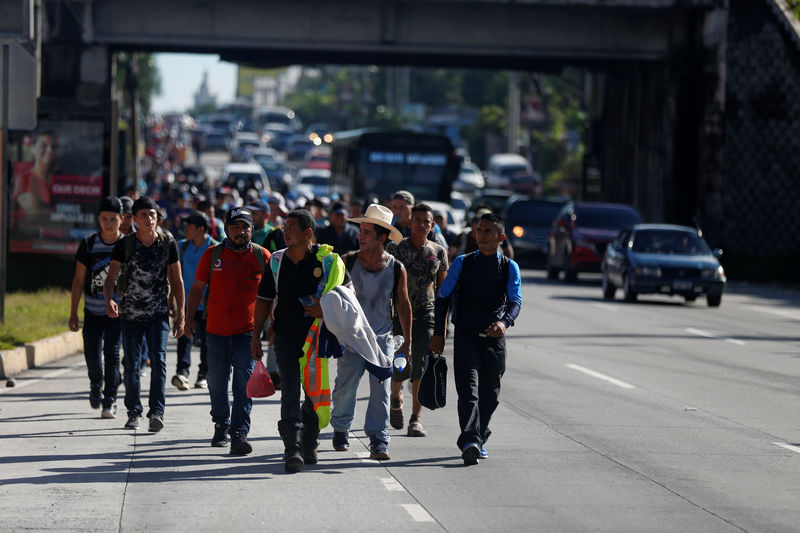 © Reuters. Pessoas caminham em caravana de imigrantes de El Salvador a caminho dos Estados Unidos