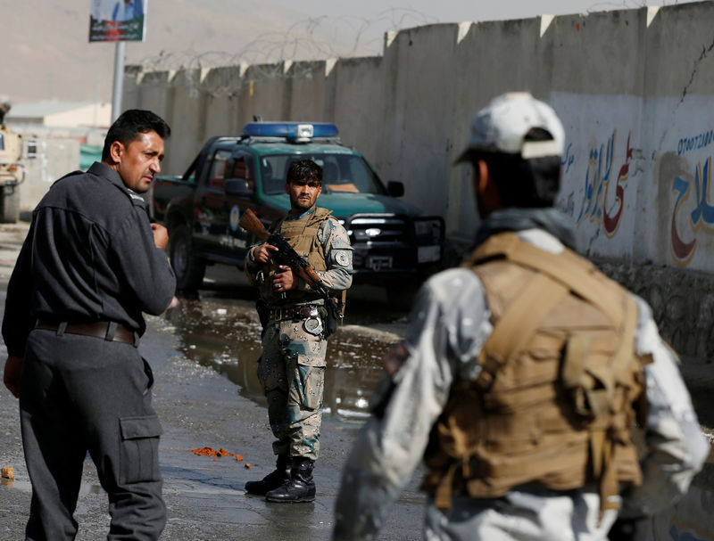 © Reuters. وكالة: تنظيم الدولة الإسلامية يعلن مسؤوليته عن تفجير قرب مفوضية الانتخابات في كابول
