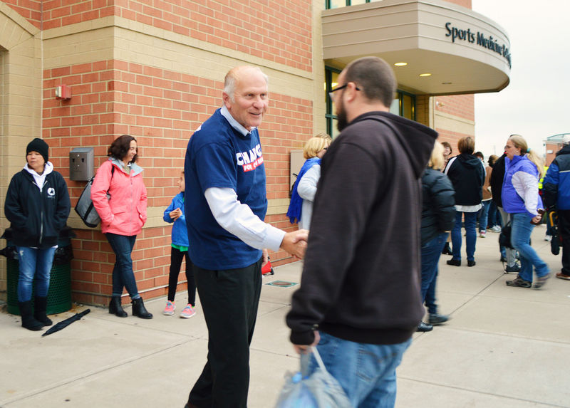© Reuters. Republican Representative Steve Chabot campaigns outside the Mason High School football game in Mason