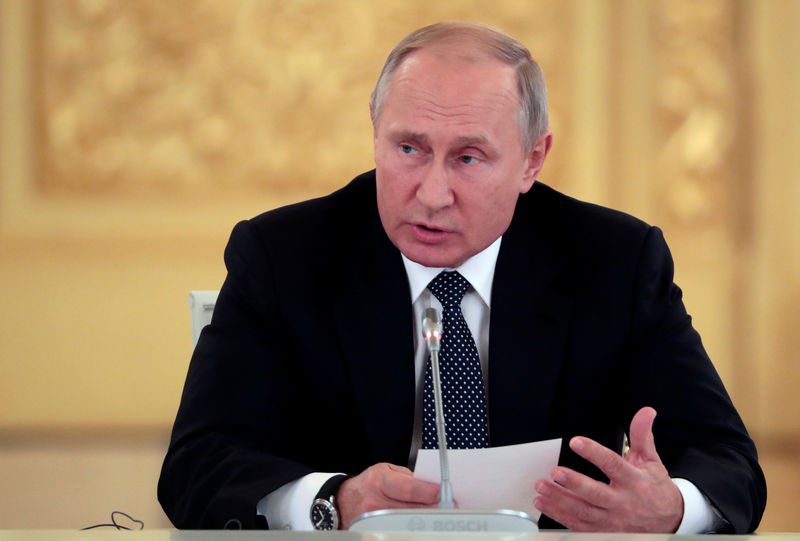© Reuters. الكرملين: بوتين يرغب في بحث انسحاب أمريكا من الاتفاق النووي مع ترامب في باريس