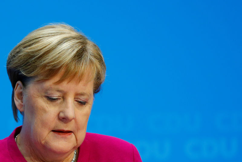 © Reuters. A chanceler alemã, Angela Merkel, participa de coletiva de imprensa após a eleição do Estado de Hesse em Berlim