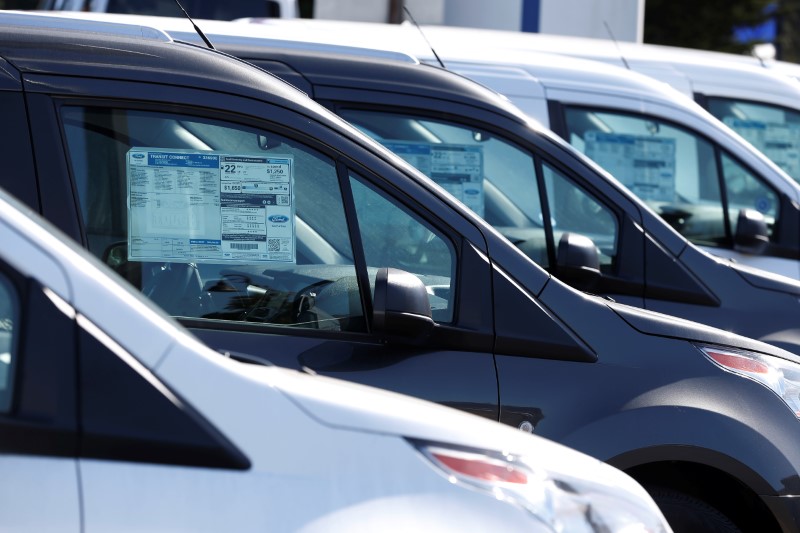 © Reuters. Vehicles for sale are seen at Serramonte Ford in Colma, California