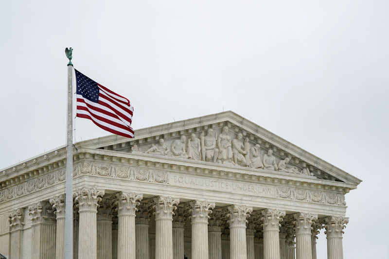 © Reuters. FILE PHOTO: The U.S. Supreme Court is seen as the court nears the end of its term in Washington