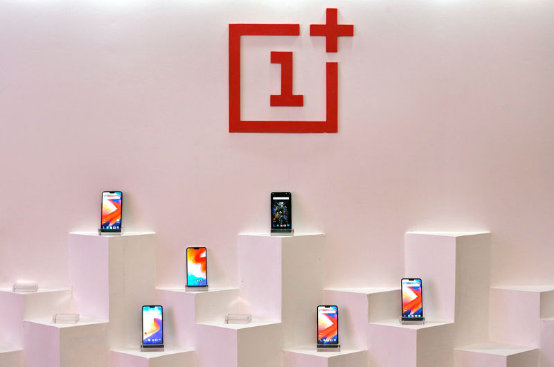 © Reuters. Telefones móveis OnePlus dispostos durante um evento na Índia