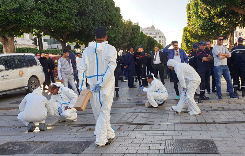 © Reuters. الداخلية التونسية: امرأة تفجر نفسها وسط العاصمة وإصابة تسعة