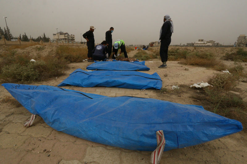© Reuters. بعد عام.. سوريون في الرقة يستخرجون جثث ذويهم لإعادة دفنها
