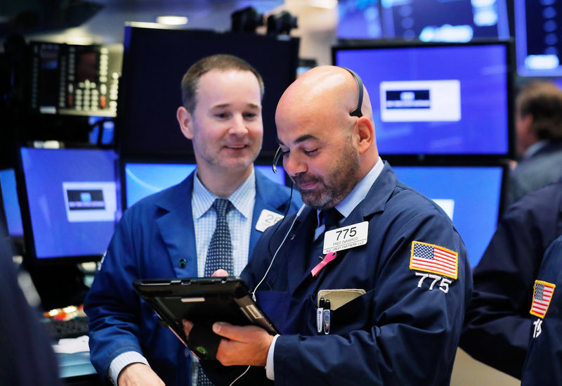 © Reuters. Трейдеры на Нью-Йоркской фондовой бирже