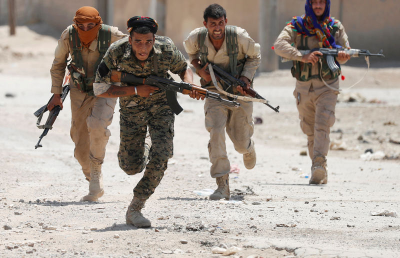 © Reuters. أكراد سوريا يعززون هجومهم على الدولة الإسلامية في الشرق بعد انتكاسة