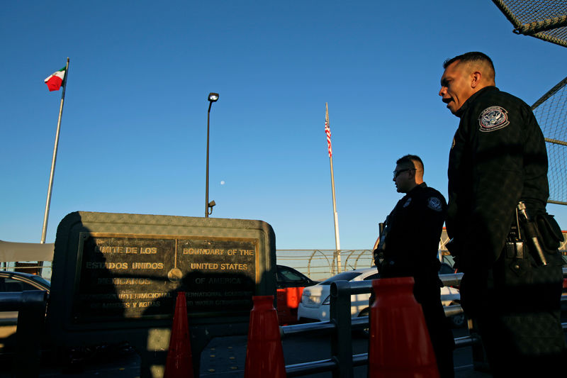 © Reuters. Agentes dos EUA em ponte fronteiriça com o México em Ciudad Juarez