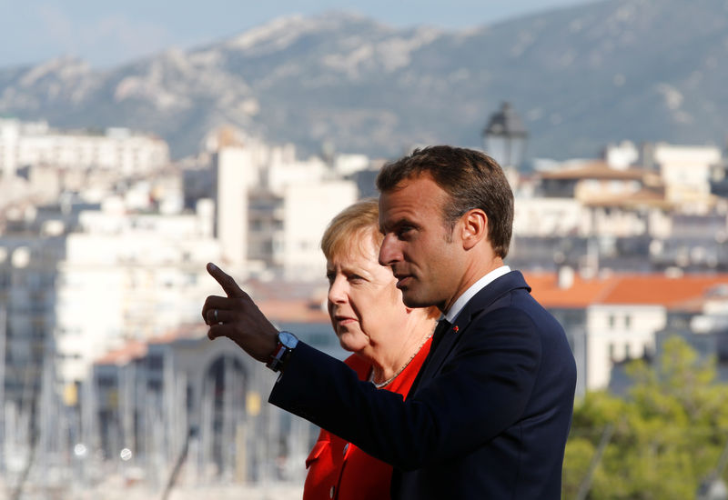 © Reuters. MERKEL: MACRON DIT SON ADMIRATION, JURE DE NE RIEN CÉDER AUX EXTRÊMES