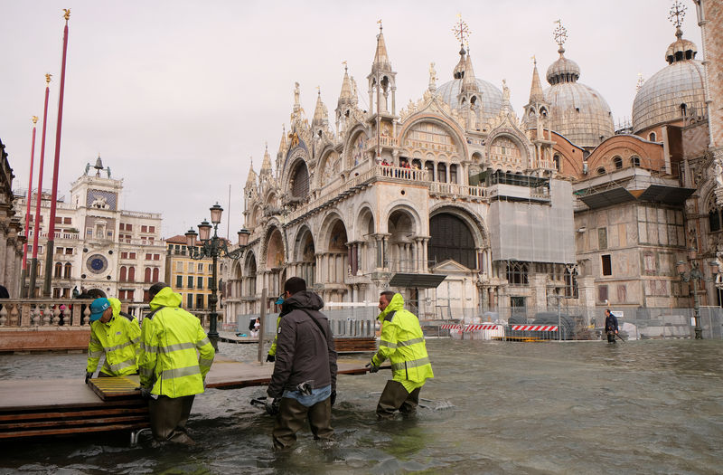 © Reuters. VENTS VIOLENTS ET INONDATIONS FONT AU MOINS CINQ MORTS EN ITALIE