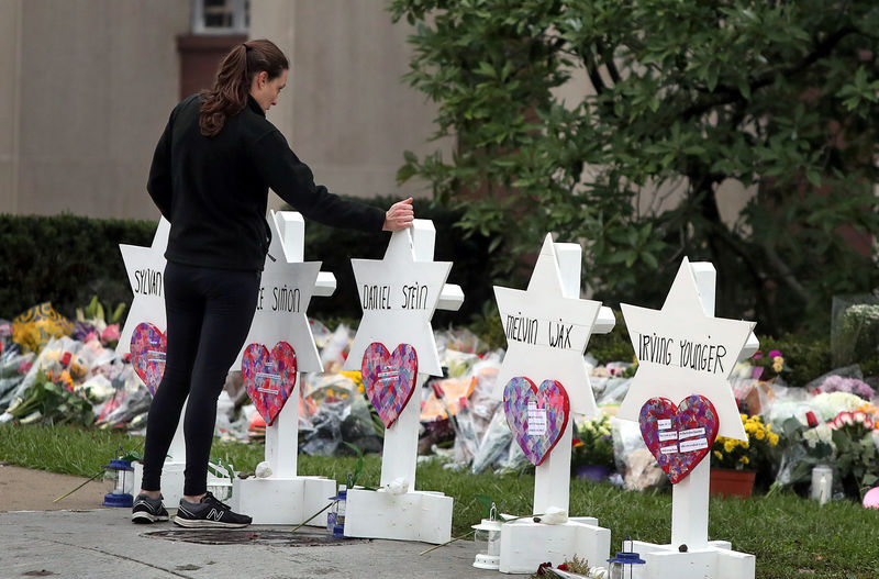 © Reuters. Mulher homenageia vítimas de ataque a sinagoga em Pittsburgh