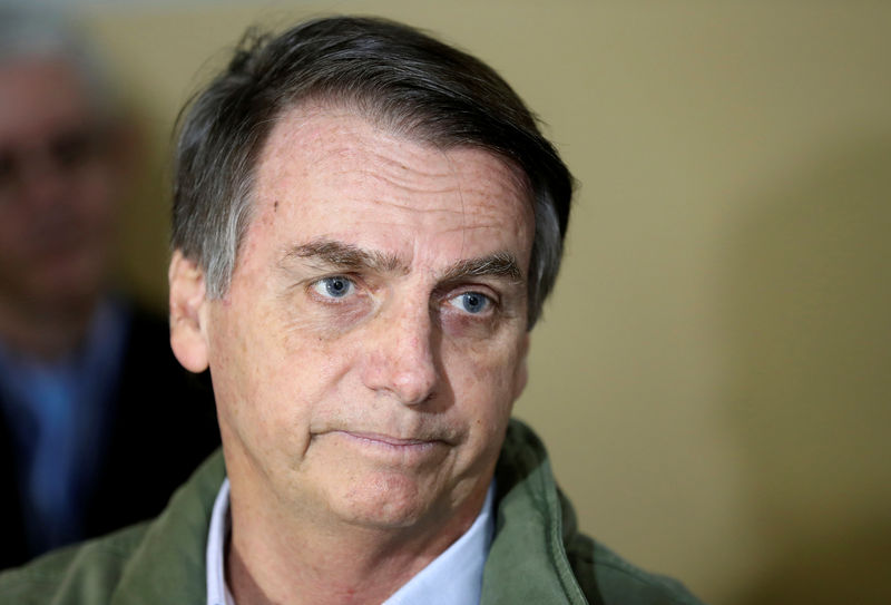 © Reuters. Jair Bolsonaro chega para votar no Rio de Janeiro