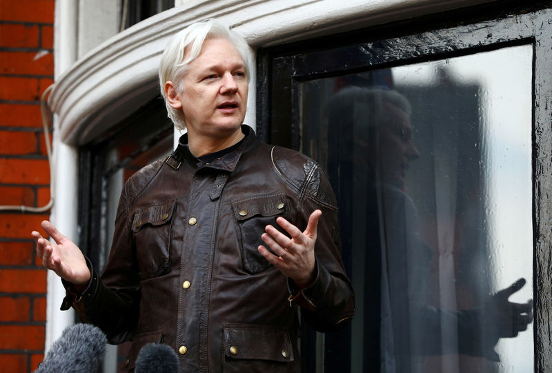 © Reuters. Assange dice que Ecuador busca poner fin a su asilo