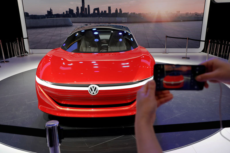 © Reuters. A visitor takes pictures of Volkswagen's I.D. Vizzion model car displayed during a media preview of the Auto China 2018 motor show in Beijing