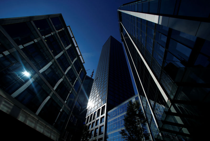 © Reuters. Office buildings are pictured in the financial district of Frankfurt