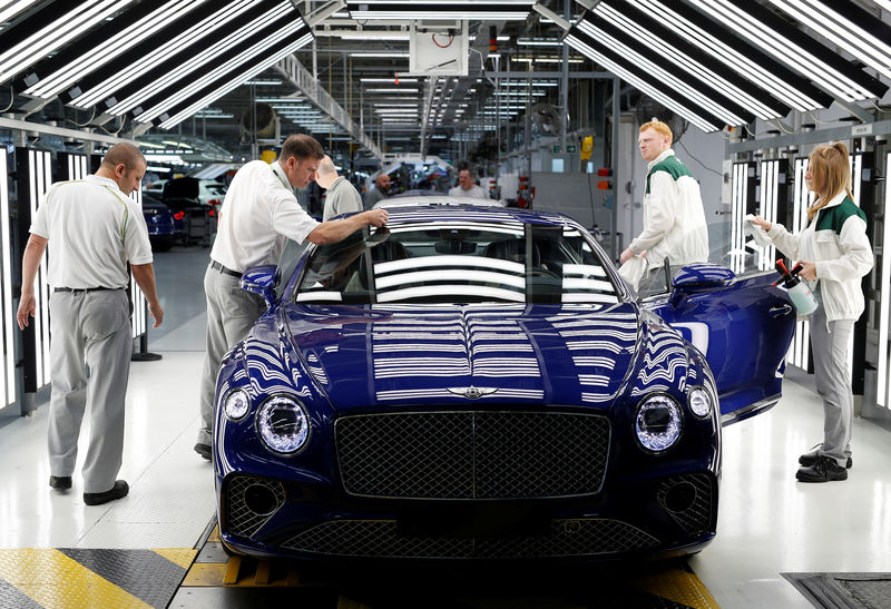 © Reuters. Workers inspect a Bentley Continental GT at the luxury automaker's manufacturing facility in Crewe