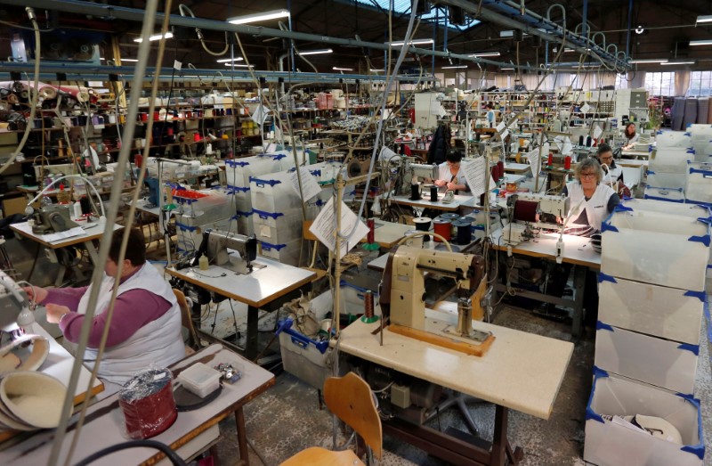 © Reuters. Funcionários trabalham em fábrica em Rivières, na França