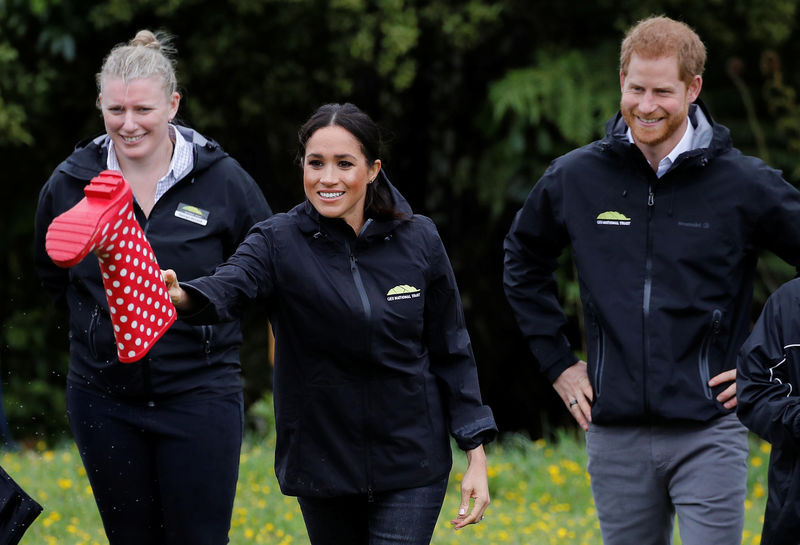 © Reuters. Príncipe Harry, do Reino Unido, e sua mulher, Meghan, participam de torneio de lançamento de botas na Nova Zelândia